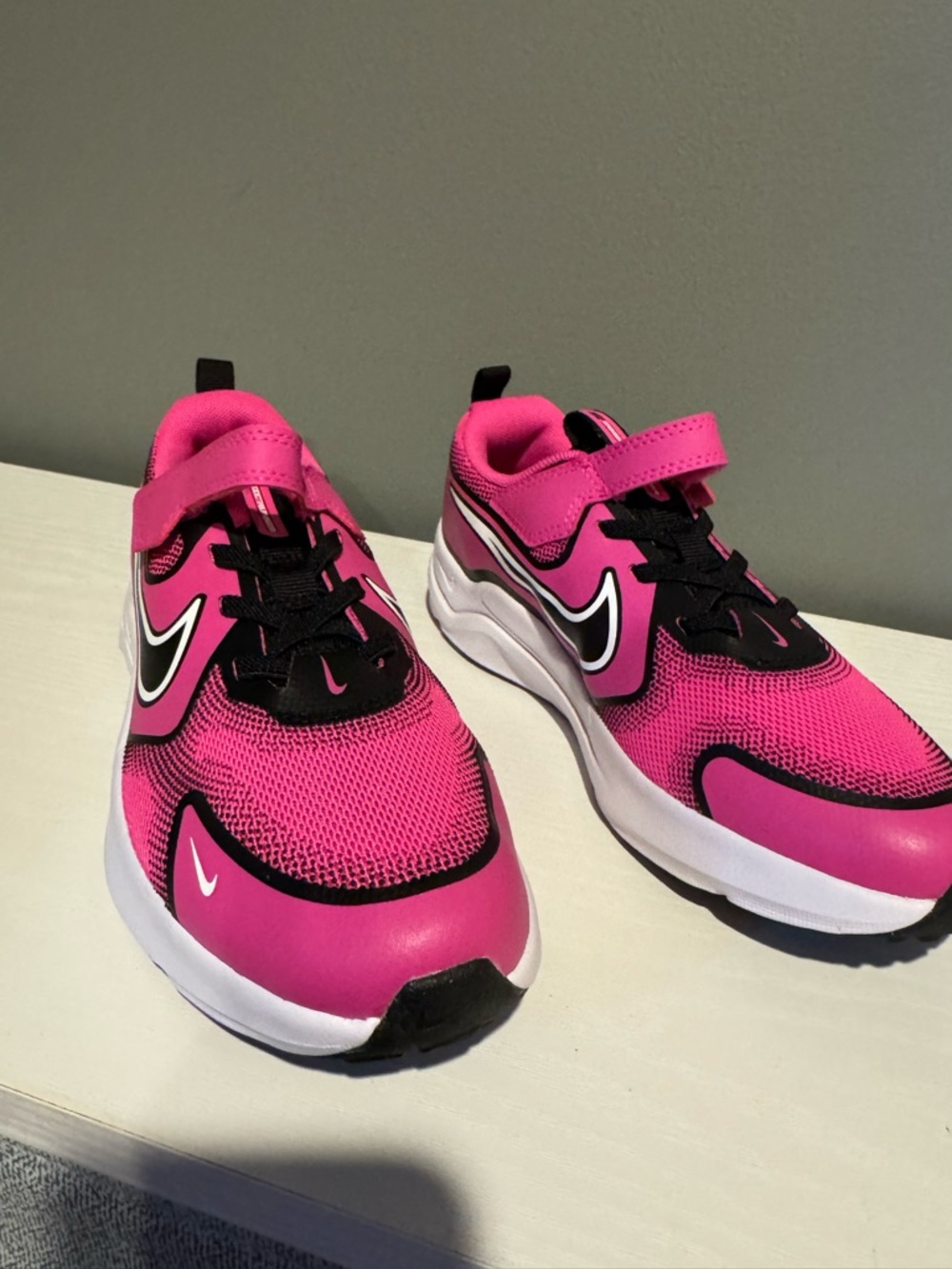 Nike Kids Hot Pink and Black Athletic Sneakers 3Y 4.5wmns